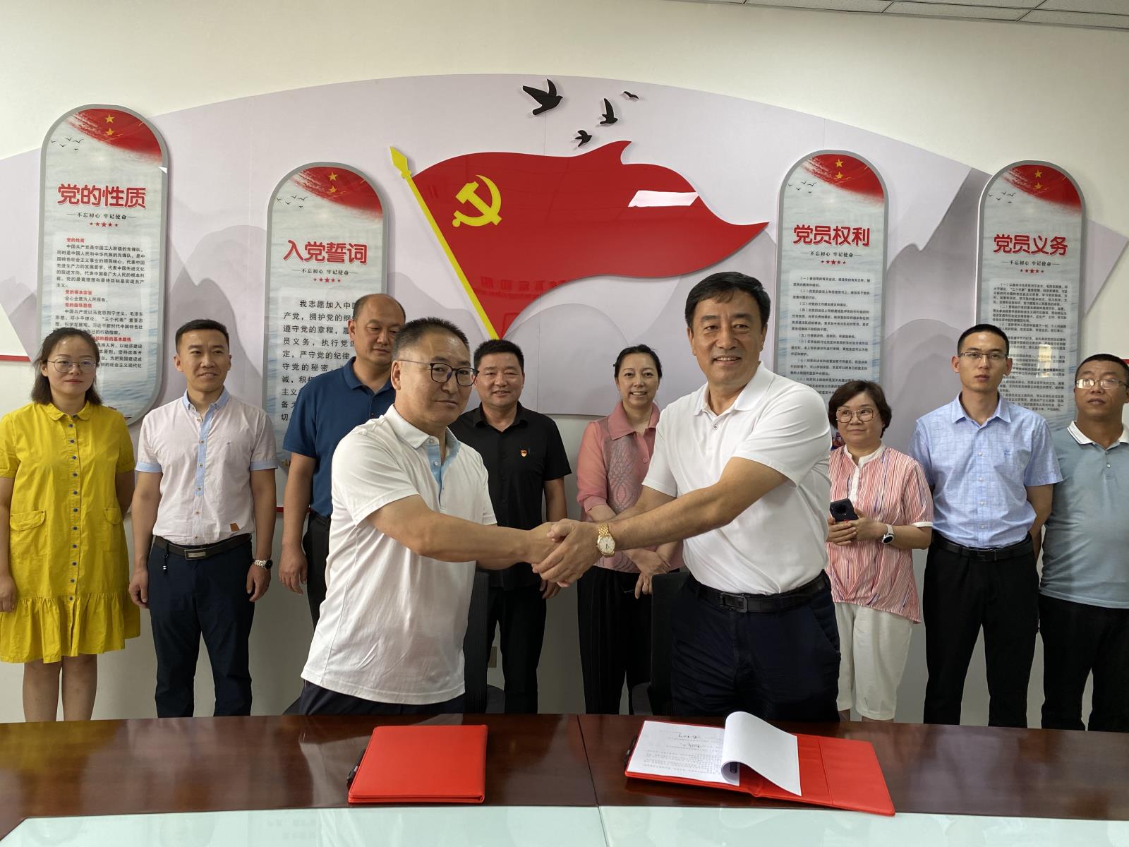 簽約.jpg 簽約.jpg